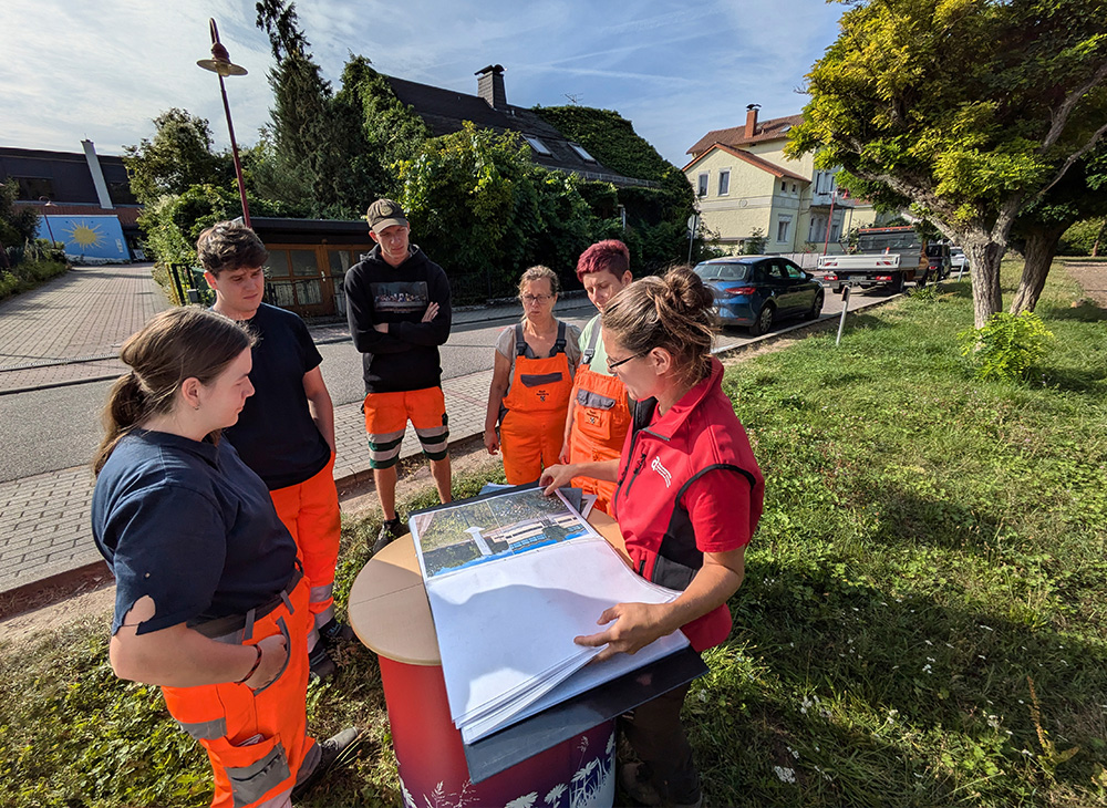 Dr. Karina Engst mit den Mitarbeiterinnen und Mitarbeitern des Bauhofes der Stadt Naumburg in Bad Kösen