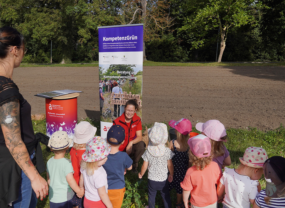 Dr. Karina Engst mit einer Kindergartengruppe